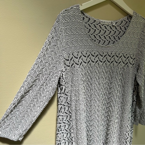 Habitat ~ Patterned Textured White Black Stretch Tunic in size Medium - Picture 8 of 9